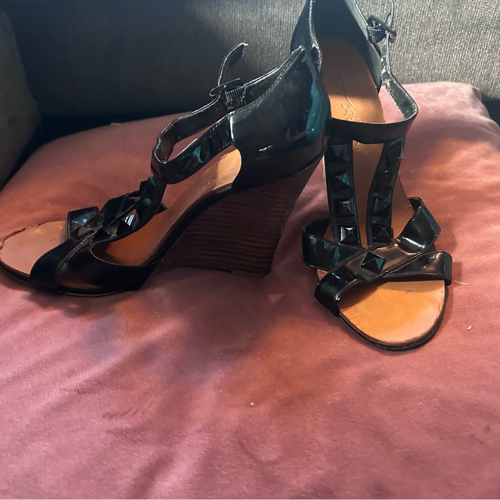 Paten leather wedge sandal